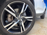 ●純正19インチアルミホイール:輸入車ならではの卓越した走りを支えるホイールと足回りです!日本車の走りに慣れている方にもぜひ体感して頂きたいほど、高いレベルでまとまっています!