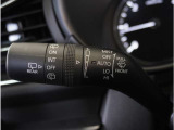 【オートワイパー機能】レバーをAUTOの位置にしているとき、レインセンサーが雨を感知すると、雨量に応じて、ワイパーが自動で作動します。