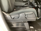 【前席】運転席にはシート高を調整できるハイトアジャスターが装備され、幅広いシートポジションの設定が可能になっております♪