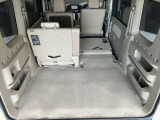 後部座席のシートアレンジでお荷物を載せる時に活躍します!左右片方ずつ倒すことも可能で色んなシーンで大活躍♪折り畳み自転車を載せている方もいらっしゃいます☆