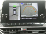 全周囲カメラで、クルマを上空から見下ろしているかのような映像を映し出します。周囲の状況がひと目でわかります!