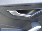 シンプルさと機能性が両立しており、ドイツ車らしい良いインテリアになっています。手の込んだ手法で静かで快適な室内を実現させています。