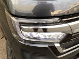 明るく白い光のLEDヘッドライトにより、夜間でも遠くまで見通しやすく、安全性が高まります。
