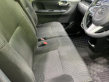 運転席まわりまで見渡しやすく、前席はゆったりと腰掛けられる配置です。落ち着いた色合いのシートと足元で、毎日の移動もくつろいでお過ごしいただけます。