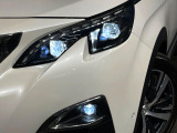 ●LEDヘッドライト:夜間走行時も良好な視界を確保し安心して運転できる高輝度LEDヘッドライトを装備!点灯速度が早く、消費電力も抑えられています。