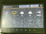 テレビやラジオ、交通情報など複数のメニューが一覧になり、使いたい項目を見つけやすい表示です。接続方法の選択肢も確認でき、日々の移動に合わせて活用方法を選べます。