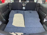 後席を全て倒して、荷物専用のスペースにした状態です。これなら長いものも積めますし、ご旅行や趣味に活用できますね。