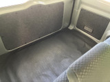 後方にはフラットな荷室スペースが広がり、床面や側面は落ち着いた色合いでまとめられています。荷物を載せる場面をイメージしやすく、日々のお出かけや大きめの荷物の運搬にも活躍しそうです。