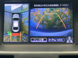 後方映像に加えて車両周辺を上から見た表示もあり、駐車時に周囲の位置関係を把握するのに役立ちます。ガイド線も表示され、後退時の確認をサポートする装備です。