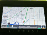 周辺の道路や現在地、地名が画面上に表示され、目的地までの道順を確認する際に便利です。地図を見ながら経路を把握しやすく、初めての場所へのお出かけにも役立ちます。