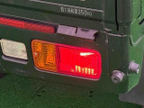 対象物が見やすく白く明るい光で夜間走行をサポートするLEDヘッドランプ(ロー/ハイビーム・マニュアルレベリング機能・LEDクリアランスランプ付き)を搭載