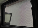 後席にお乗りの方が眩しくないように日差しを軽減する格納式リヤドアサンシェードが付いてます