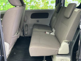 後席は座面が広く、背もたれとヘッドレストを備えた落ち着いた空間です。窓から外の景色を楽しめ、前席との間にも足元のスペースがあり、同乗者がゆったり過ごせます。