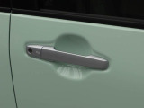 電子キーをカバンやポケットに持っていれば、ドアハンドルやバックドアに付いているボタンを押すだけでドアの開閉ができます。手が塞がっている時、カバンの中からカギを探す必要がありません。