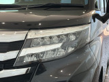LEDヘッドライトは、点灯の瞬間から最大光量を発揮し、突然暗くなるトンネルなどでの安定感を高めます。