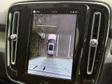 360&deg;カメラは縦型画面でとても見やすく、全方位にセンサーも付いているので狭い道でも安心です。クロストラフィックアラートで後方の障害物もお知らせしてくれます。