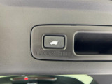 【パワーテールゲート】スマートキーのリモコンまたは運転席ドア・テールゲートのスイッチ操作で自動的に開閉します。女性の方でも楽々開閉出来て、とても便利です