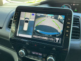 自車を真上から見下ろすように映し出すので周囲の状況が分かるアラウンドビューモニター搭載。フロントカメラとしても使用できます。車庫入れなど苦手な人の頼りになる助っ人です。
