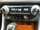 「AUTO」スイッチで車内の温度を一定に保ってくれるオートエアコン 快適装備の代名詞 もちろんマニュアル操作も可能ですよ