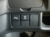 【ハンドル】運転にかかわる様々な操作を安全に行えるように視点移動が少なく操作性に配慮されたスイッチ類が凝縮されたコックピットです。