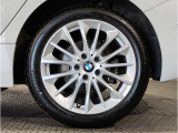 【BMWアロイホイル】軽量かつ強度に拘ったアロイホイル。走行性能ポテンシャルを引き出す設計。車の足元を引き締めてくれる大きなポイントはアロイホイルです。