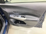 【運転席ドア】ボトルホルダーや収納ポケットが付いているので運転席周りもスッキリ保てます★