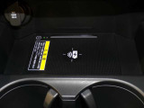 ワイヤレス充電対応のスマートフォンを置くだけでさっと充電できます。充電ケーブルが必要ないので車内がすっきりします。
