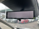 【インテリジェントスマートルームミラー】です。車両後方のカメラ映像がミラー(液晶画面)に写るので、後席の人や荷物が写りこみません。夜間や悪天候でも視界が良好です♪