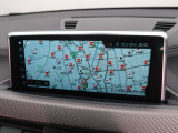 【純正ナビゲーション】BMWのナビゲーションは操作性も良く、詳細な地図情報と交通状況を見やすく表示し、快適なドライビングをサポートしながら目的地までナビゲートします。