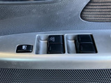 窓の開閉に関わるスイッチがドア側にまとまり、乗車中に手元で操作しやすい配置です。各ボタンの形状も見分けやすく、日常の使い勝手に配慮されています。