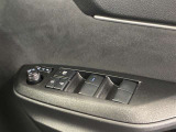 格納式リモコンドアミラーと、パワーウィンドウマスタースイッチです。車内の換気も運転席から簡単に行えます。