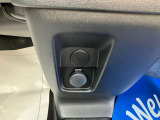 運転席、足元付近にあるサービスコンセント。