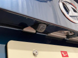 【バックカメラ】 駐車時に車両後方の様子を見ることができるので、運転の不安を軽くします。