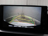 車庫入れや縦列駐車などの際に、後退操作の参考になるガイドラインをモニター画面に表示します。