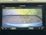 車両後方の様子を画面で確認でき、駐車時や後退時の周囲確認をサポートします。目視とあわせて状況を把握しやすく、狭い場所での駐車にも役立つ装備です。