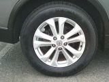 足元を引き締める、純正アルミホイール付きです。タイヤサイズは、225/65R17です。