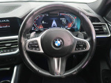 BMWのステアリングのリムは、一般的なものより少し太めにデザインされています。 これはタイヤやステアリングシャフトなどを介して伝わる路面からの入力を、しっかりと把握するためです。
