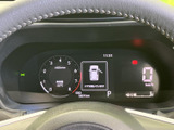 速度やエンジン回転数、燃料残量などの情報がまとまり、運転に必要な表示を確認しやすい配置です。ドアの開閉状態も表示され、乗り降りの際にも状況を把握できます。