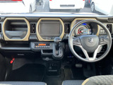 運転席まわりは視界が広く、メーターや中央の画面を確認しやすい配置です。シートは柄入りの落ち着いた印象で、前席に座る方もくつろいで過ごせます。