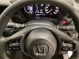 ステアリングホイール・後ろの減速セレクターは、左右に取り付けられた2つのパドルスイッチで減速の強さを調整。 左側の「-」を操作すると減速を強く、右側の「+」を操作すると減速を弱くすることができます。