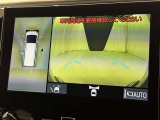 パノラミックビューモニターを装備。駐車場や交差点でクルマを真上から見るように周囲を確認できます。機能の詳細は販売店スタッフまでおたずねください。
