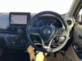 使いやすく安全な操作性と良好な視界を実現した運転席!