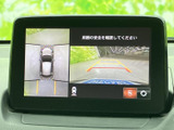 後方の映像に加え、車両周囲を俯瞰する表示も確認できます。駐車時に周辺の状況や目安となるガイド線を把握しやすく、切り返しや車庫入れの際の確認をサポートします。