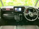 ナビやオーディオの画面が見やすい位置にまとまり、運転席から確認しやすいレイアウトです。空調などの操作部も手の届く範囲に配置され、毎日の移動をサポートします。