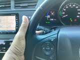マニュアル車のような感覚で、ワインディングロードでも車を操れるパドルシフト付きです。長い下り坂でのエンジンブレーキや、高速道路の合流の際の加速も思いのままに操ることができ楽しめます
