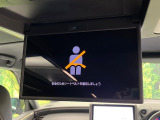 【13.2型有機ELフリップダウン】三列目からでも迫力のエンタメが観れる大画面フリップダウン。有機ELのモニターでは、一般的なフリップダウンよりも高コントラストでキレイな映像を楽しめます。
