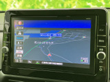 地図表示で目的地までのルートを確認でき、周辺情報も画面上で把握しやすい構成です。手元のボタンやダイヤルも見やすく、日々の移動をサポートします。