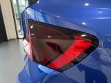 BMWのテールランプはプレスラインへと続く形状のため、統一感のある綺麗なラインを演出しております。