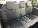 横並びのシートにそれぞれヘッドレストを備え、複数人で乗車する際にも使いやすい後席です。落ち着いた色合いで車内に統一感があり、同乗者もゆったり過ごせる空間です。