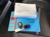 メンテナンスノート【整備記録簿】、取説も揃っています。スマートキーはバッグなどにしまったままボタン操作でエンジンの始動・停止ができて大変便利です。